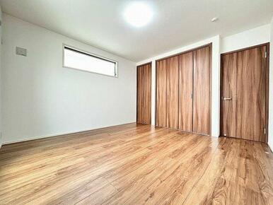 「洋室」２階約８帖南東にあり日当たり良好です。