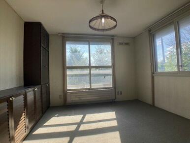 2階南側洋室、彩光良好です♪