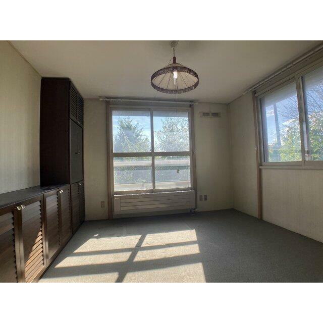 2階南側洋室、彩光良好です♪