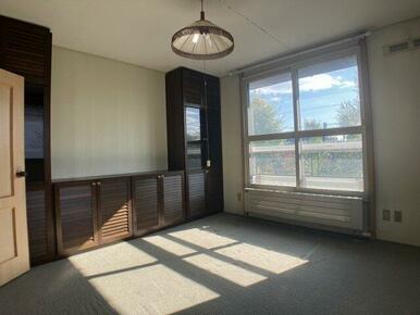 2階南側洋室、彩光良好です♪