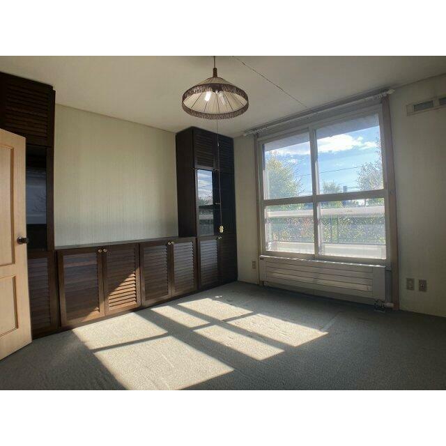 2階南側洋室、彩光良好です♪