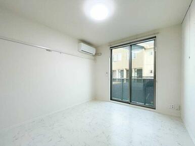 洋室は白を基調としたクロスとフロアで部屋全体が明るい印象です☆洋室にはエアコン１台付きなので、暑い…