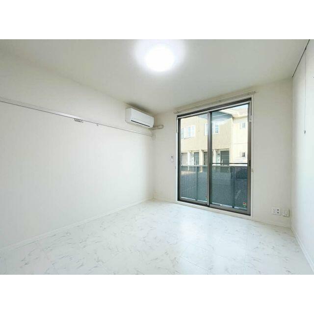 洋室は白を基調としたクロスとフロアで部屋全体が明るい印象です☆洋室にはエアコン１台付きなので、暑い…