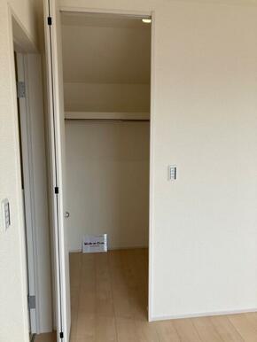 空間の使い方はいろいろ。服だけでなくさまざまなアイテムの収納にも◎（1号棟）