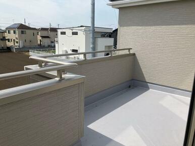 新鮮な空気だけでなく気持ちにゆとりを与えてくれるバルコニー（2号棟）