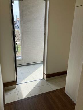 家の外と中をつなぐ要所だからすっきり心地よく整えたい（2号棟）
