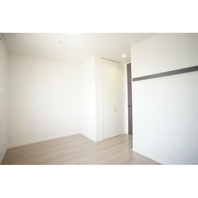 落ち着いた雰囲気で寝室向きのお部屋です♪