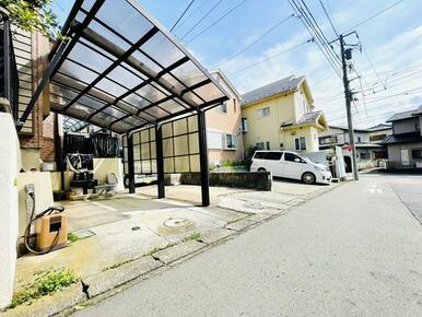 ゆったりとした前面道路で、駐車も楽々、加えて屋根付きです。