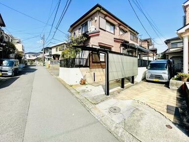 南側は隣地通路の為、陽当たりを妨げません。一日を通して明るい陽射しが入ります。