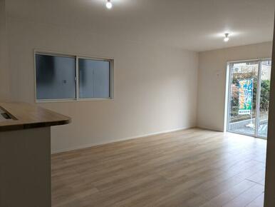 リビング内床にガスコンセントあります。ガスファンヒーター1台プレゼント。 キッチンに近い位置なので、お料理やお菓子づくりにも。