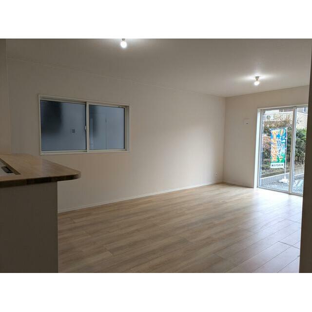 リビング内床にガスコンセントあります。ガスファンヒーター1台プレゼント。 キッチンに近い位置なので、お料理やお菓子づくりにも。