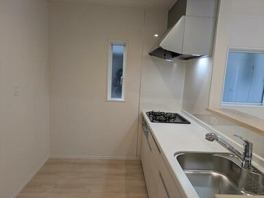 床下収納付き。 シンクも広いので、楽しく2人で調理できます