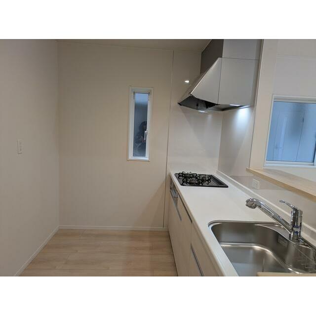 床下収納付き。 シンクも広いので、楽しく2人で調理できます