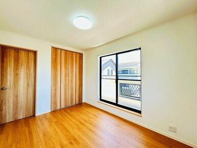 「２階西側洋室」約６帖のお部屋になっております。２階は全ての洋室が南向きになっており、日当たり良好です。