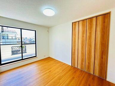 「２階中洋室」約６帖の使い勝手の良いお部屋になってます。