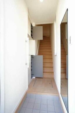 【玄関ホール】上下セパレートタイプのシューズボックスは間仕切りが取り外せるので、ブーツ類などの丈が…