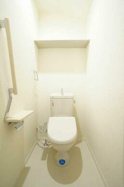 【トイレ】ＬＩＸＩＬ製シャワートイレ。温感便座仕様で収納棚・ペーパーホルダー付の手摺り・タオル掛け…