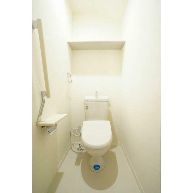 【トイレ】ＬＩＸＩＬ製シャワートイレ。温感便座仕様で収納棚・ペーパーホルダー付の手摺り・タオル掛け…