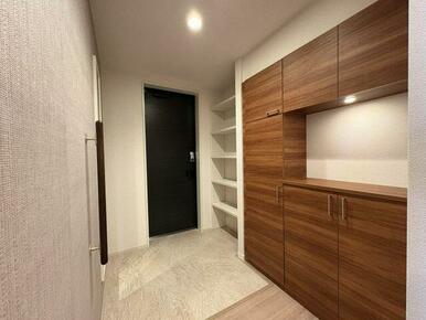 玄関には手摺、シューズボックスがございます