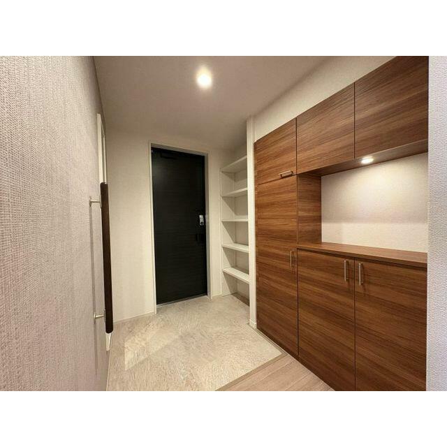 玄関には手摺、シューズボックスがございます