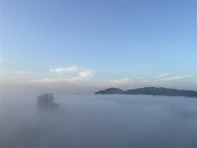 バルコニーからの眺望朝の霧