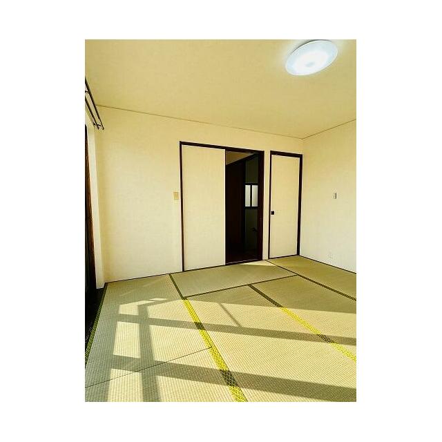 「2階和室」2階和室8帖も日当たり良好です。