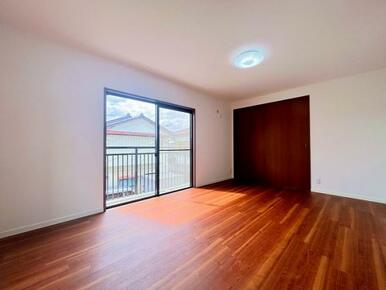 「2階南西側洋室」約8.8帖の空間です。