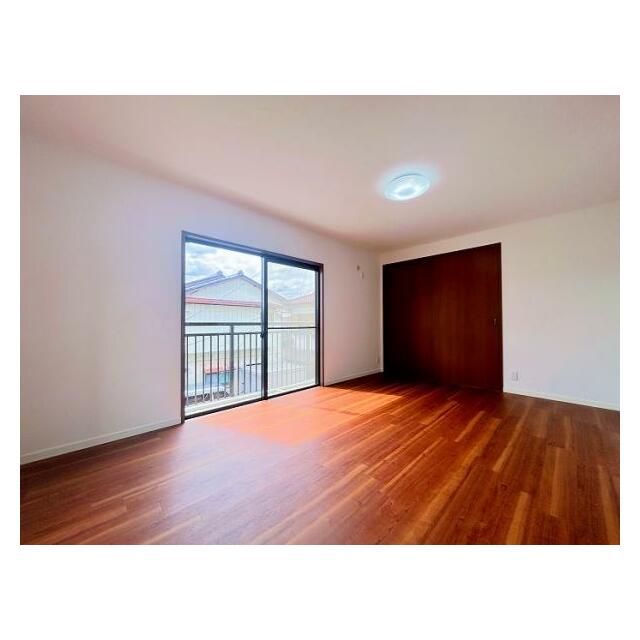 「2階南西側洋室」約8.8帖の空間です。