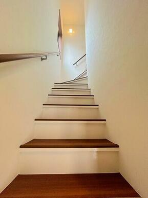 「階段」採光があり陽当たり良好です。