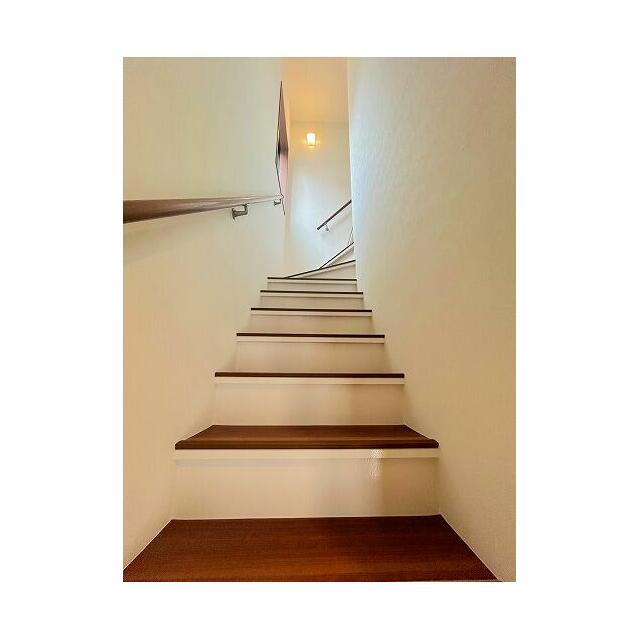 「階段」採光があり陽当たり良好です。