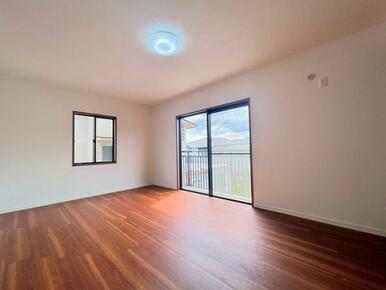 「2階南西側洋室＿約8.8帖」2面採光につき陽当たり良好です。