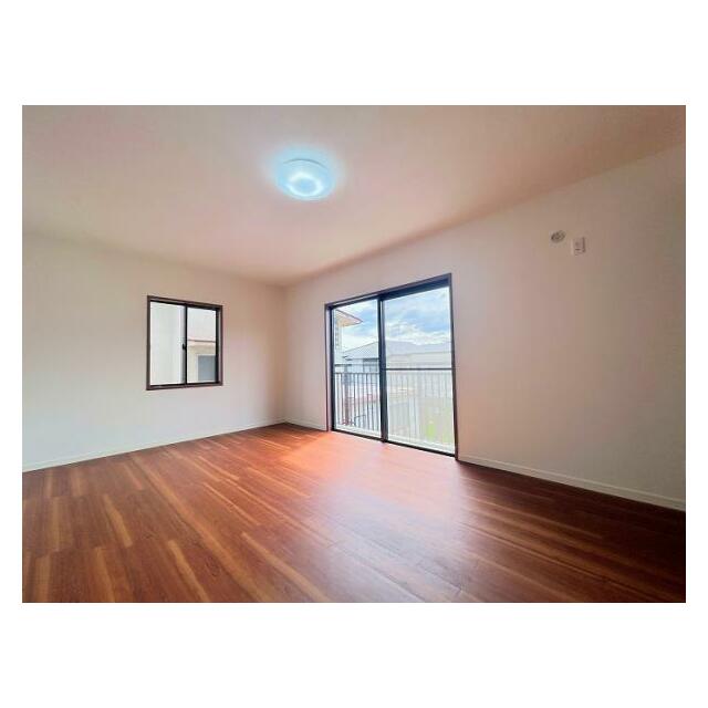 「2階南西側洋室＿約8.8帖」2面採光につき陽当たり良好です。