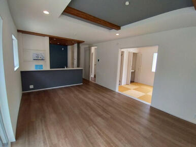 1号棟:落ち着いたカラーでコーディネートされたLDK
