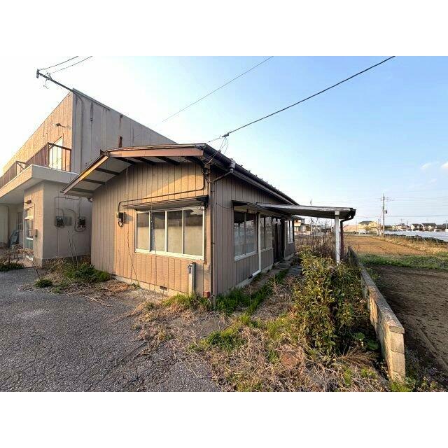 木造平屋建て。敷地内に屋根付きスペースがあります
