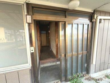 木製枠の引き戸タイプ。土間部分はコンクリートです