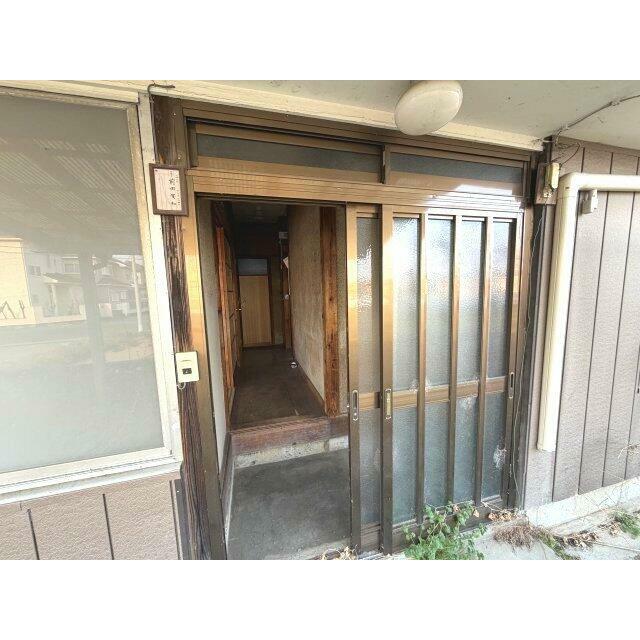 木製枠の引き戸タイプ。土間部分はコンクリートです