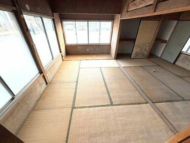 床の間と収納がある続き和室。南側に腰窓があります
