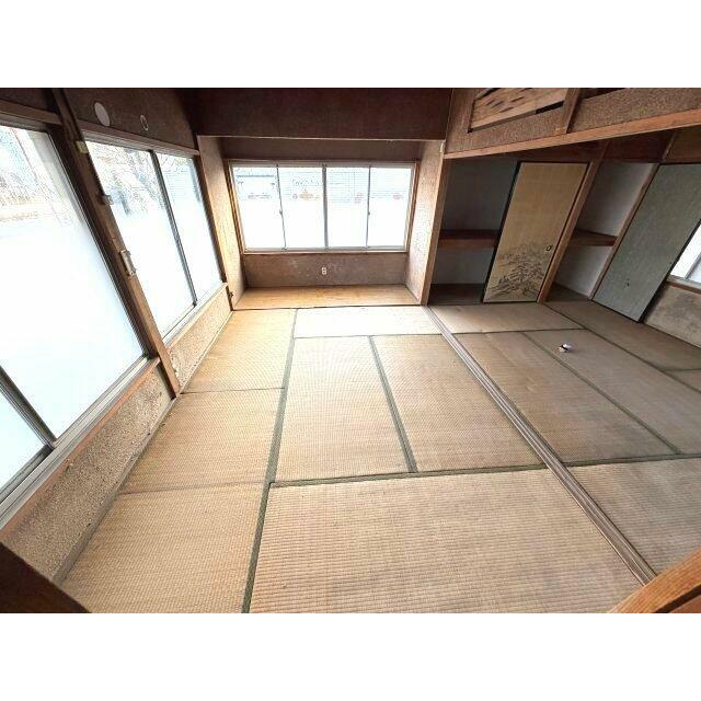 床の間と収納がある続き和室。南側に腰窓があります