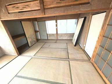 床の間の横に収納を備えた和室。建具で隣室と仕切れます
