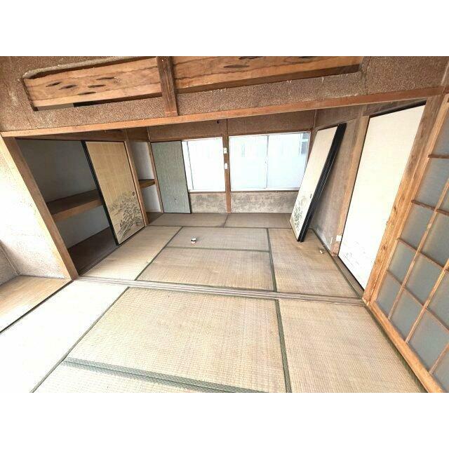 床の間の横に収納を備えた和室。建具で隣室と仕切れます