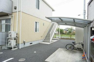 屋根つきの自転車置き場があります。