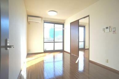 １０．０帖のＬＤＫ！ブラウンの床と建具が落ち着いた空間を演出します♪来訪者を声と映像で確認できて安…