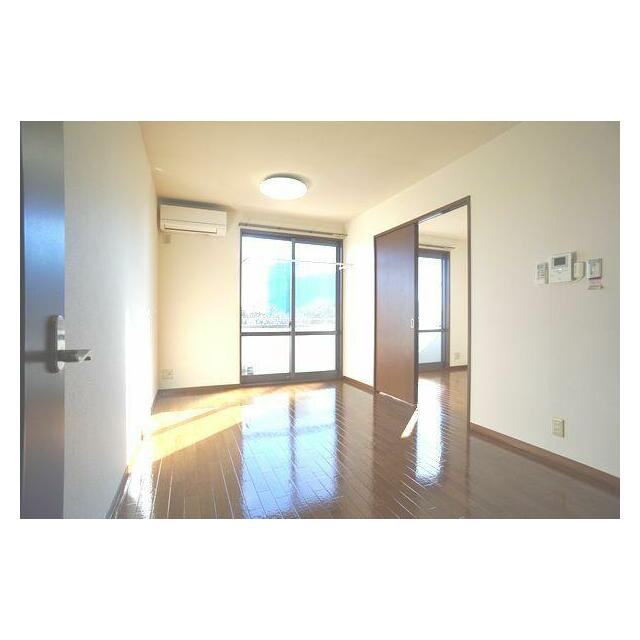 １０．０帖のＬＤＫ！ブラウンの床と建具が落ち着いた空間を演出します♪来訪者を声と映像で確認できて安…