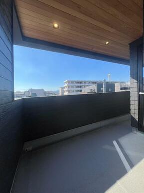 2階東側の洋室、2階フリースペースと繋がるには南側バルコニー。日当たりも良く、干す洗濯物を干すのに適したスペースです。