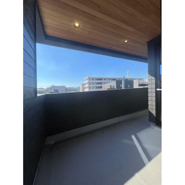 2階東側の洋室、2階フリースペースと繋がるには南側バルコニー。日当たりも良く、干す洗濯物を干すのに適したスペースです。