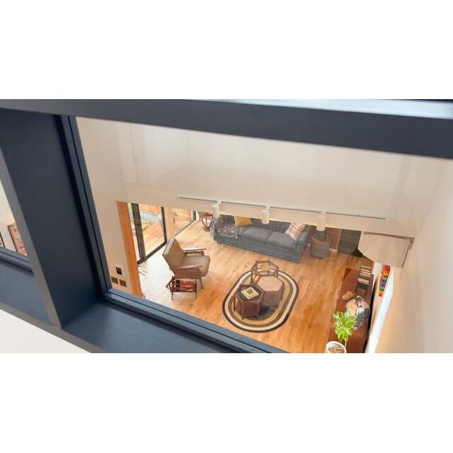 2階の寝室にはダイニングを覗ける窓がついており、家族の雰囲気をいつも感じられます。