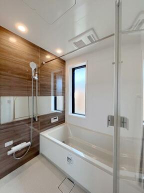 １坪サイズのお風呂はガラスの扉でお洒落な雰囲気。抑止鬱乾燥機付きで使い勝手も考慮しています。