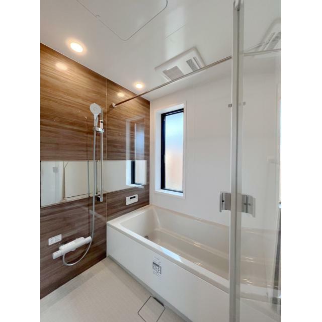 １坪サイズのお風呂はガラスの扉でお洒落な雰囲気。抑止鬱乾燥機付きで使い勝手も考慮しています。