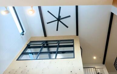 吹き抜けにはシーリングファン付き。