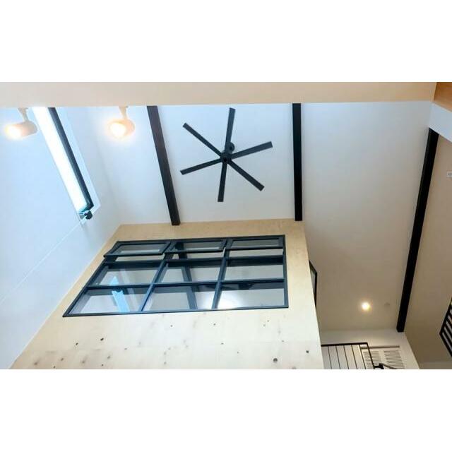 吹き抜けにはシーリングファン付き。